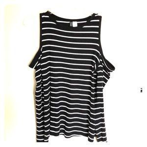 H&M long sleeve top. Shoulders cut out.